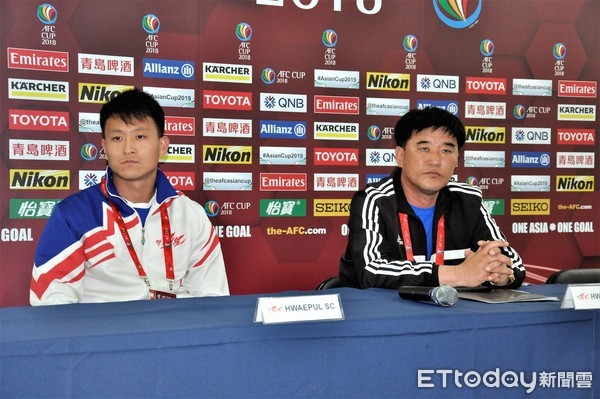 ▲火炬團總教練 Mun Ho IL、球員Jong Chol Hyok。（圖／記者林育正攝）