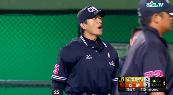 ▲兄弟投手伯納抗議好球帶遭驅逐出場。（圖／截自CPBL.TV）