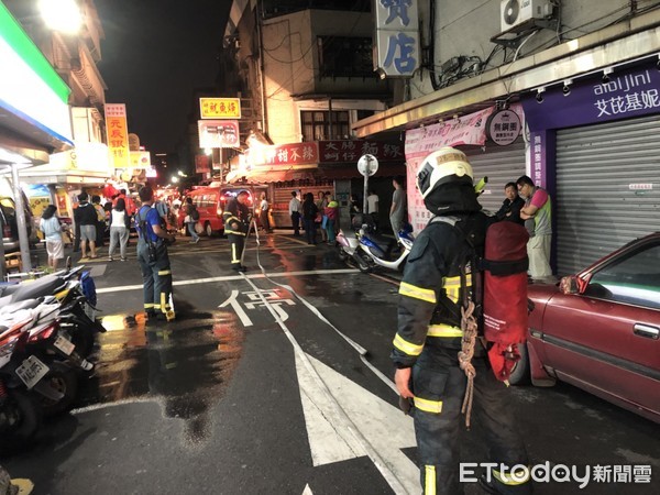 ▲民權東路二段民宅火警，台北市消防局出動61名消防員20餘輛消防車前往灌救。（圖／記者趙永博攝）