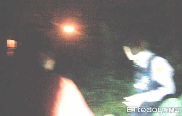 ▲▼警方以手電筒在農地裡找到迷途的九旬梅姓老翁。（圖／中壢警分局提供）