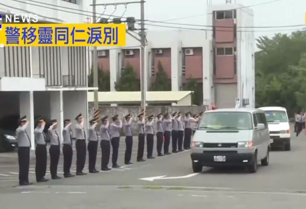 ▲▼國道殉職警移靈，同事列隊送行，場面悲傷哀戚。（圖／東森新聞）