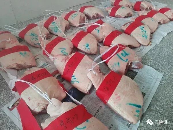 ▲▼ 重慶市萬州南京中學獎勵學生，發送2.5公斤的豬肉給排名前20名的學生。（圖／翻攝自《澎湃新聞》）