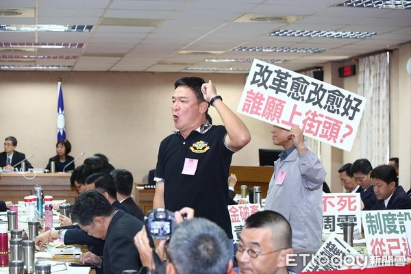 ▲▼軍改公聽會草草結束、主席王定宇宣佈散會走人，八百壯士代表現場抗議、國民黨團立委隨即舉行記者會譴責。（圖／記者楊佳穎攝）