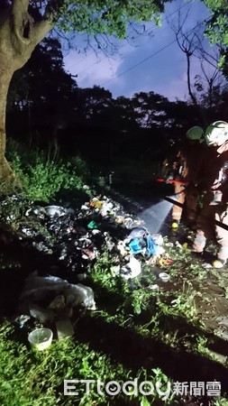 ▲▼高峰里財神廟旁的涼亭遭人亂丟大量垃圾。（圖／里長郭朋鑫提供）