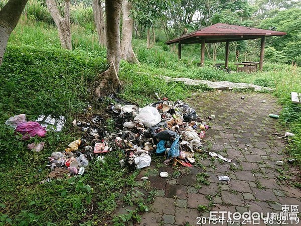 ▲▼高峰里財神廟旁的涼亭遭人亂丟大量垃圾。（圖／里長郭朋鑫提供）