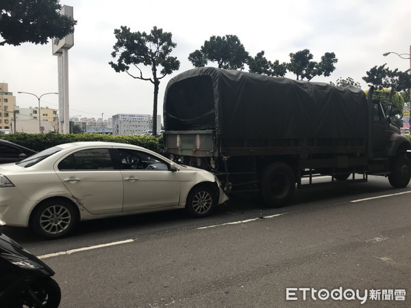 ▲▼白色自小客車疑因未保持車距，以卵擊石撞上停等紅燈大型軍用大卡車。（圖／中壢警分局提供）