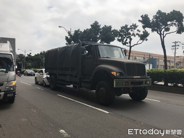 ▲▼白色自小客車疑因未保持車距，以卵擊石撞上停等紅燈大型軍用大卡車。（圖／中壢警分局提供）