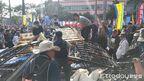 ▲▼反年改團體衝入立法院。（圖／記者楊家穎攝）