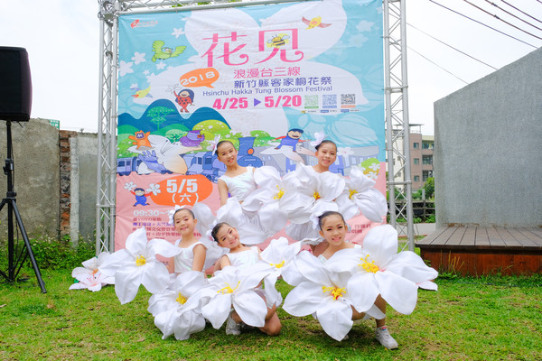 ▲桐花祭登場！竹東彩牆桐花開，竹縣打卡新景點。（圖／新竹縣文化局提供）