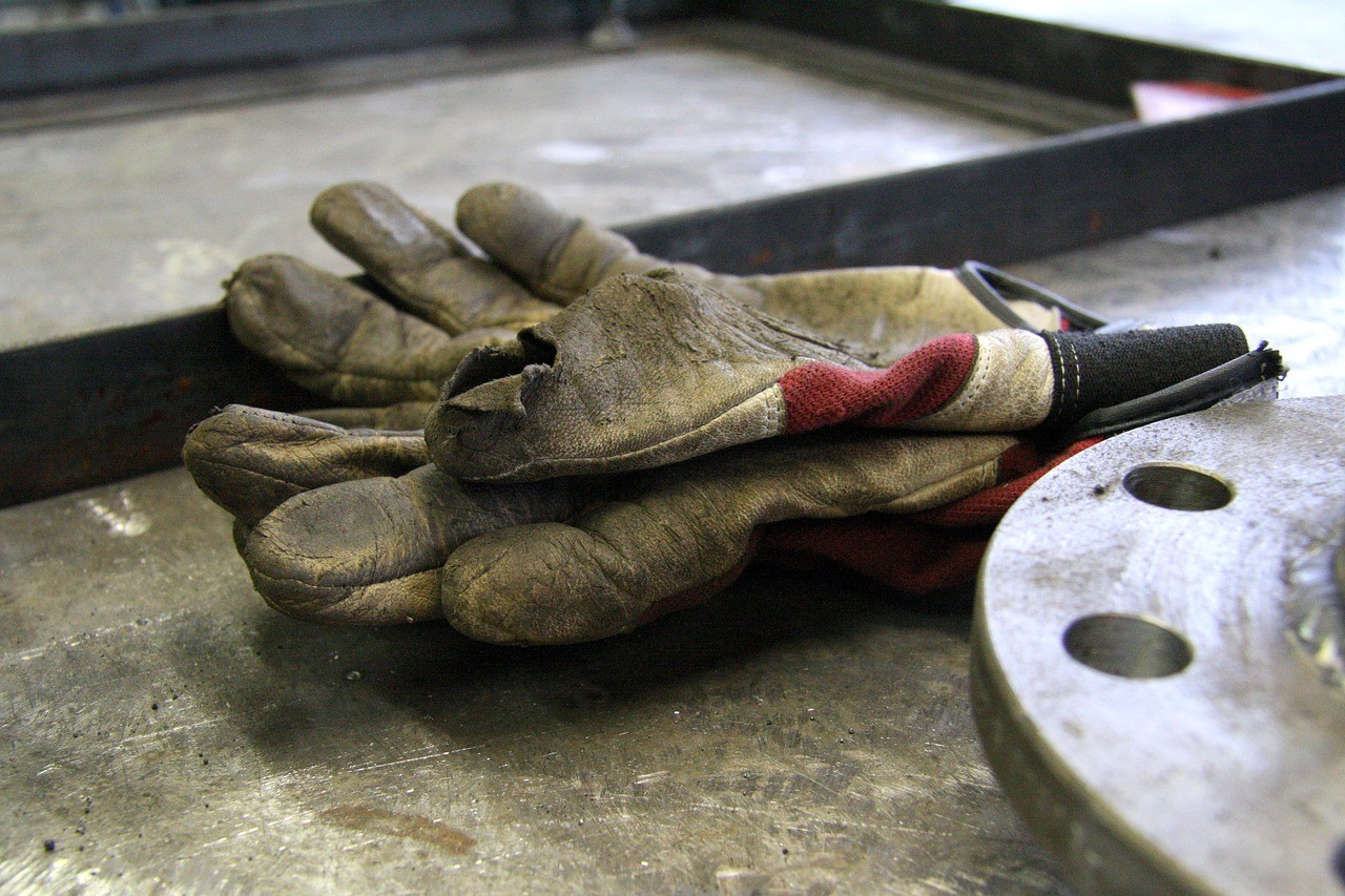 ▲▼手套,做工,工人,黑手,焊接,工地。（示意圖／Pixabay）