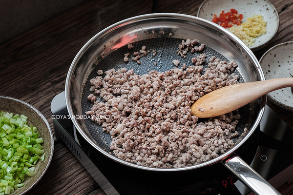 ▲要辣才好吃喔！四川家常菜　下飯一絕的椒麻芹菜炒肉。（圖／滿分人妻提供）