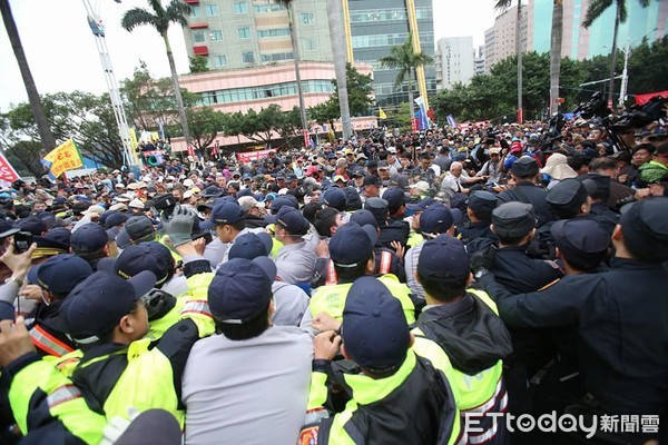 ▲▼反軍改抗議，警方從立院正門旁邊突破形成人牆。（圖／記者季相儒攝）