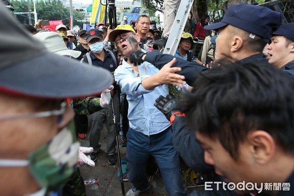 ▲▼反軍改抗議 警方從立院正門旁邊突破形成人牆。（圖／記者季相儒攝）