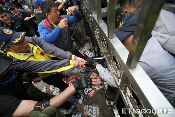 ▲▼反軍改團體「八百壯士」攜帶油壓剪與鐵鍊，試圖破壞拒馬攻入立法院。（圖／記者季相儒攝）