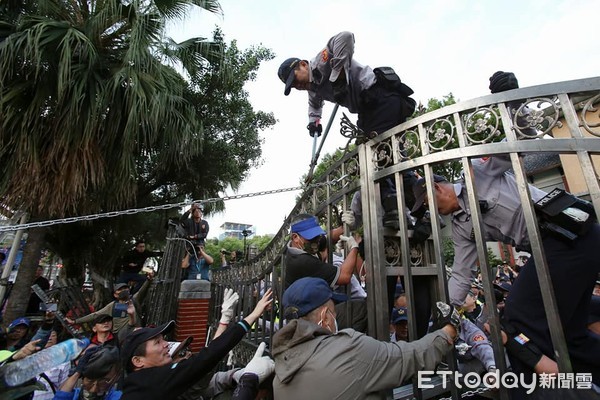 ▲▼反軍改團體「八百壯士」攜帶油壓剪與鐵鍊，試圖破壞拒馬攻入立法院。（圖／記者季相儒攝）