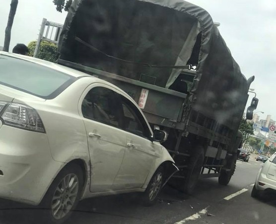 ▲才突刺完瑪莎拉蒂！軍卡兩日連4撞「根本軍車瘟」。（圖／翻攝自爆廢公社）