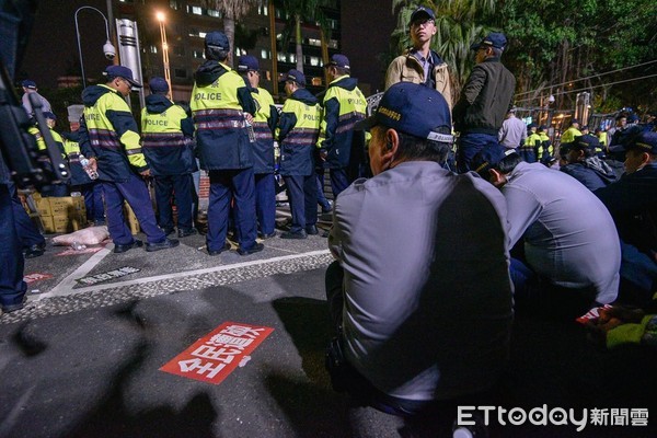 ▲▼反年改、軍改，八百壯士立法院抗議。（圖／記者張一中攝）