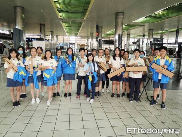 ▲青埔國中學生直笛演奏，高鐵桃園站樂聲揚。（台灣高鐵提供）