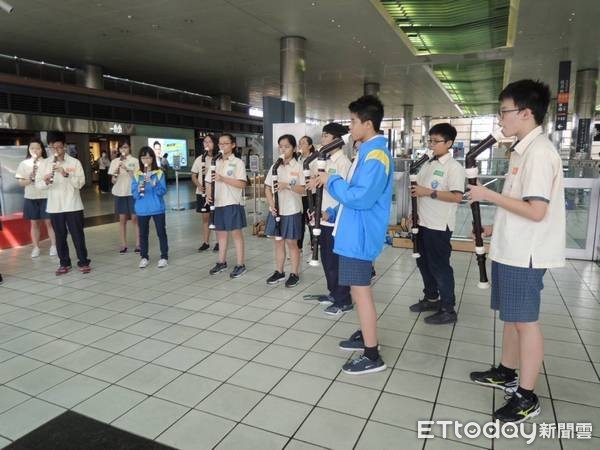 ▲青埔國中學生直笛演奏，高鐵桃園站樂聲揚。（台灣高鐵提供）