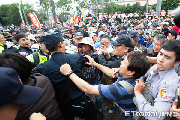 ▲▼4.25反軍改團體「八百壯士」反年改抗議群眾攜帶油壓剪與鐵鍊，試圖破壞拒馬攻入立法院。（圖／記者季相儒攝）