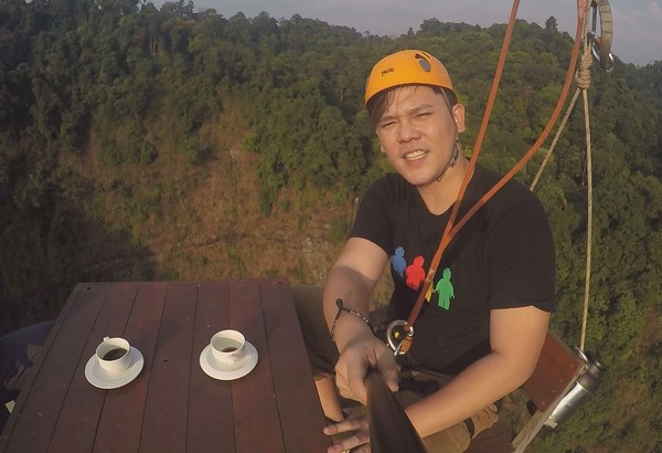▲盧學叡《世界第一等》在高空瀑布旁喝咖啡。（圖／八大提供）