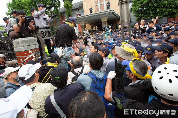 ▲▼4.25反軍改團體「八百壯士」反年改抗議群眾攜帶油壓剪與鐵鍊，試圖破壞拒馬攻入立法院。（圖／記者季相儒攝）