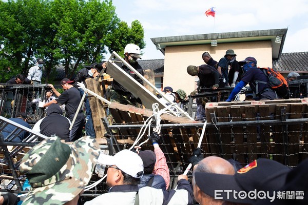 ▲▼4.25反軍改團體「八百壯士」反年改抗議群眾攜帶油壓剪與鐵鍊，試圖破壞拒馬攻入立法院。（圖／記者季相儒攝）