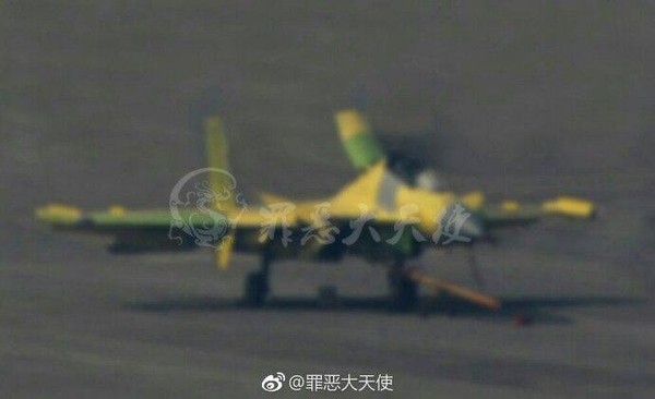 中方首款艦載電子戰飛機殲-15D傳出完成首飛消息，預估該機未來服役後，將會成為殲-15艦載機系列裡最長壽的型號。（圖／翻攝自大陸網站）