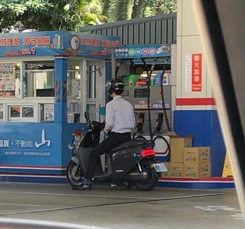 ▲▼騎機車太習慣？男騎電動機車排加油。（圖／翻攝爆廢公社二館）