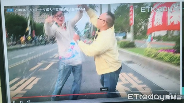 ▲ETtoday記者陳弘修在立法院前遭到攻擊。（圖／翻攝自直播）