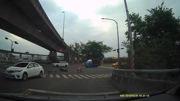 轎車以為衝得過去，結果撞飛騎士。（圖／翻攝自爆料公社）