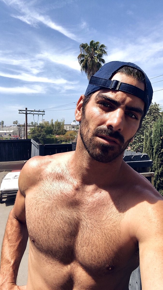 Nyle DiMarco地鐵遭偷拍（圖／twitter@NyleDiMarco）