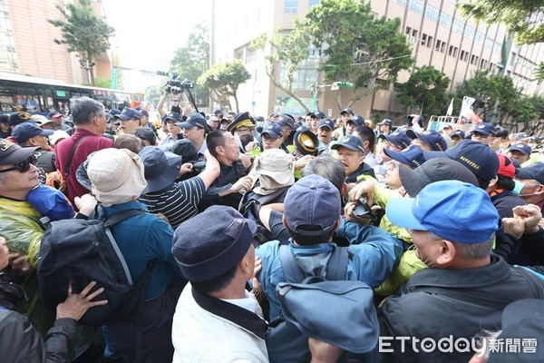 ▲八百壯士在青島東路、林森南路口企圖阻擋立委進立法院 警方強力排除 爆推擠。（圖／記者屠惠剛攝）