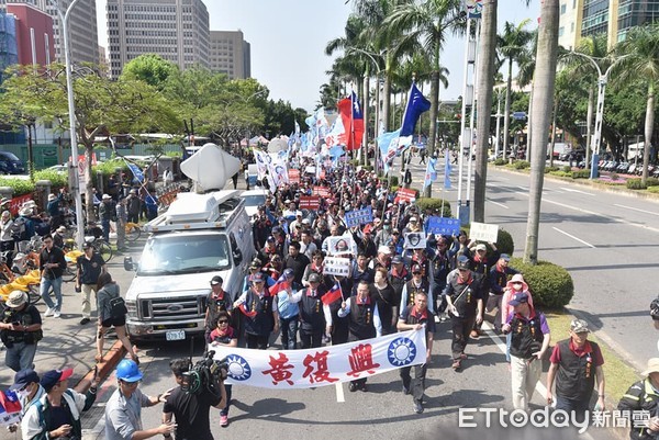 ▲反年改群眾八百壯士26日繞行立法院。（圖／記者‎李毓康‎ 攝）