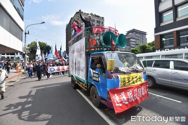 ▲反年改群眾八百壯士26日繞行立法院。（圖／記者‎李毓康‎ 攝）