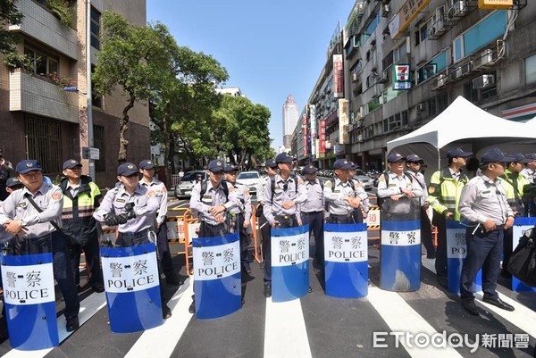 ▲反年改群眾八百壯士26日繞行立法院。（圖／記者‎李毓康‎ 攝）