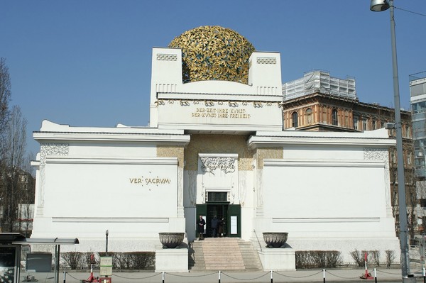 ▲▼維也納「分離派展覽館」（Secession Building）屋頂的鍍金葉子遭竊。（圖／維基百科CC3.0）