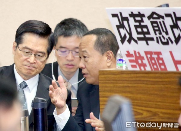 ▲國防委員會審查軍改案,國防委員會部長嚴德發、退輔會主委邱國正、國民黨立委站主席台▼。（圖／記者屠惠剛攝）