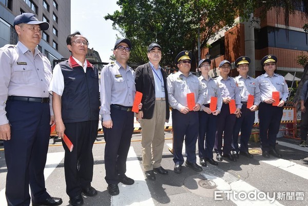 ▲▼鄧家基慰問警察。（圖／記者李毓康攝）