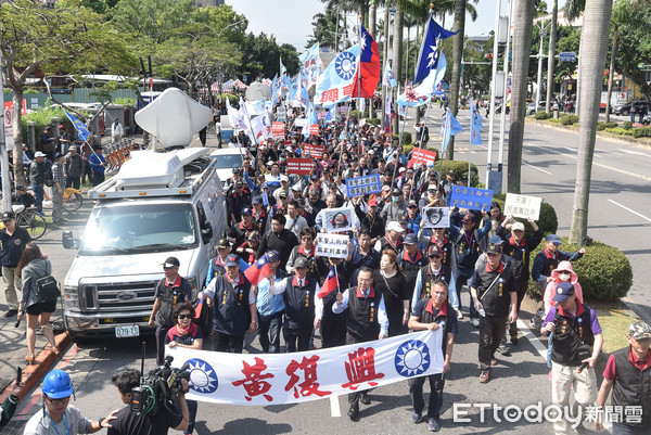 ▲▼反年改,反軍改,黃復興黨部,群眾,陳抗,八百壯士。（圖／記者李毓康攝）