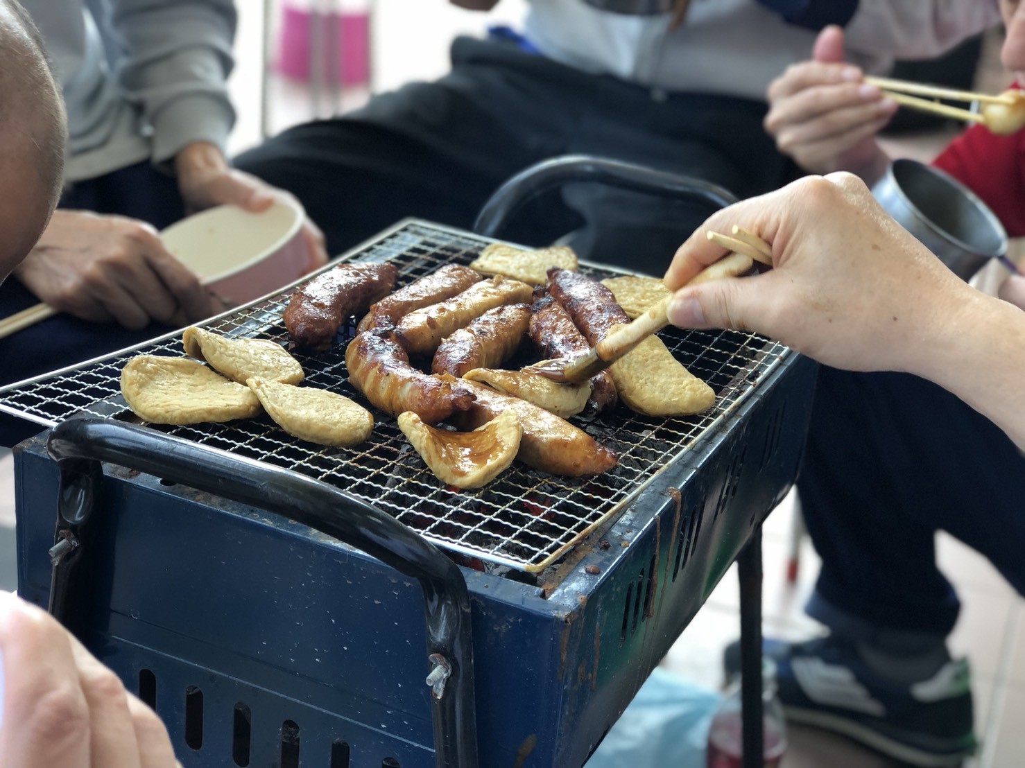 ▲八里療養院精神病友烤肉。（圖／記者嚴云岑攝）