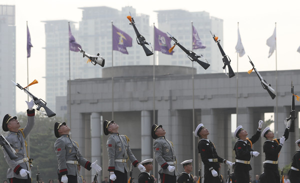 ▲▼南韓軍隊成員在戰爭紀念館前拋槍。（圖／達志影像／美聯社）