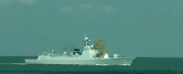 中國曝光052D型導彈驅逐艦「昆明艦」發射鷹擊-18反艦導彈畫面。（圖／翻攝自新浪軍事）