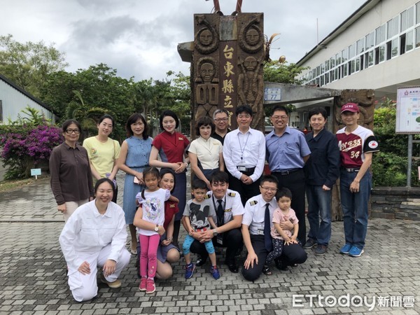 中華航空王與善經理帶領機長、空服員、聯管員及維修工程師一行人，至台東南迴線賓茂國中辦理分享課程。（圖／台東縣政府提供）