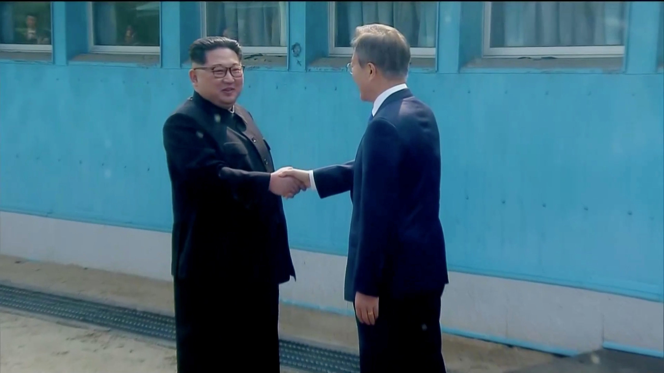 ▲南韓總統文在寅與北韓領導人金正恩世紀握手。（圖／路透社）