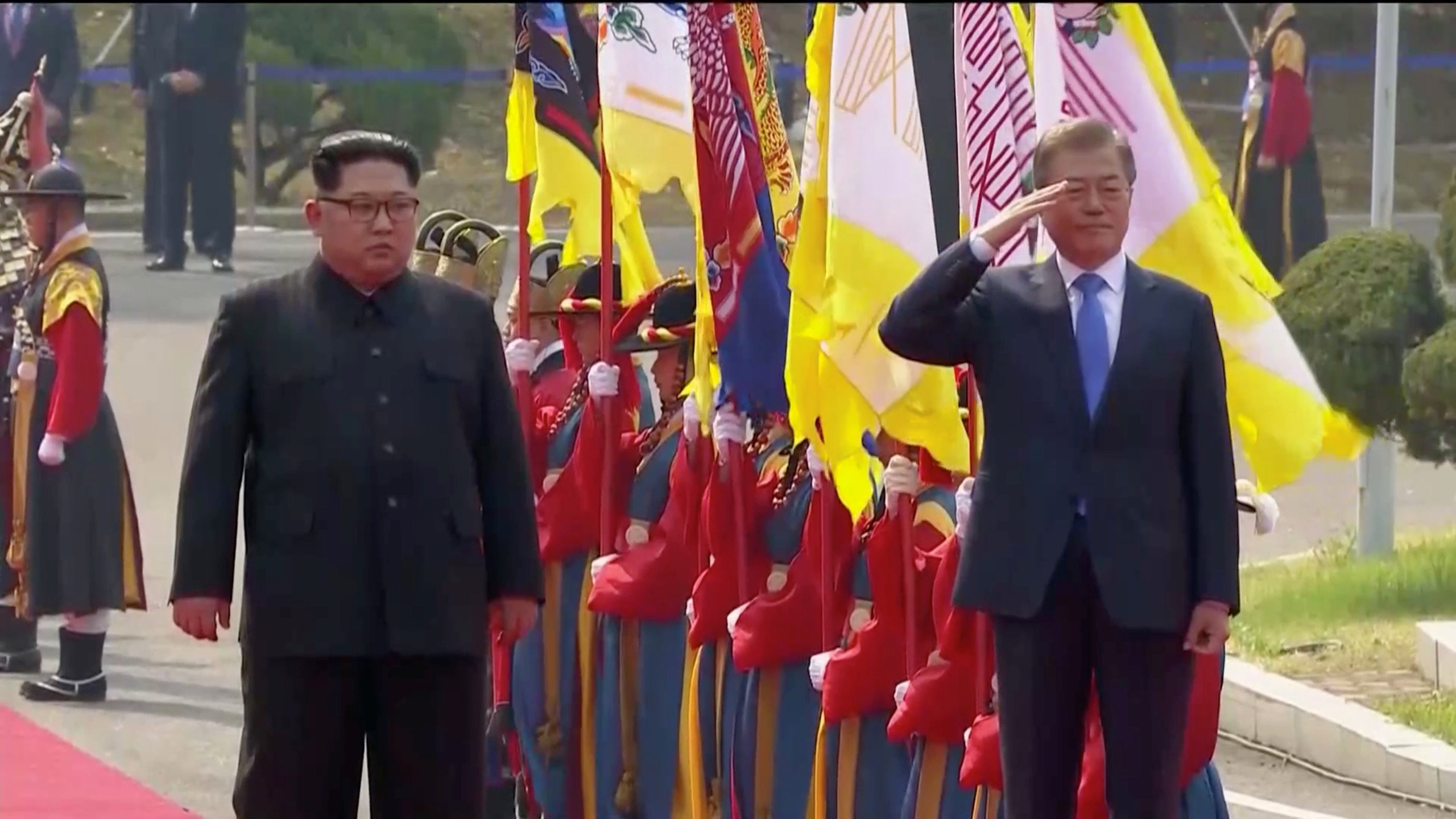 ▲南韓總統文在寅與北韓領導人金正恩世紀握手，會面。（圖／路透社）