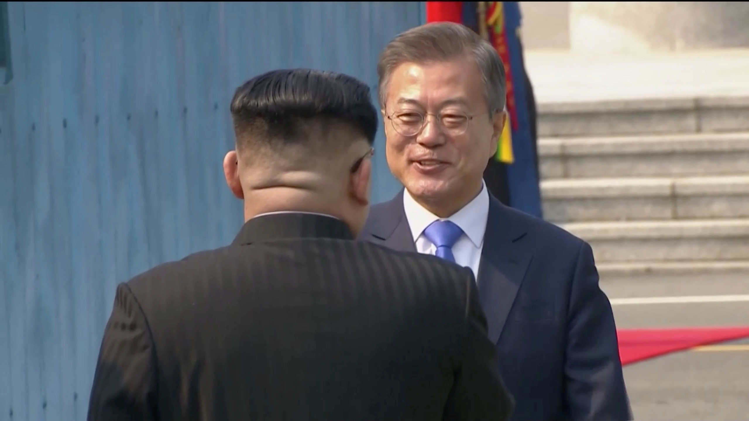 ▲南韓總統文在寅與北韓領導人金正恩世紀握手，會面。（圖／路透社）