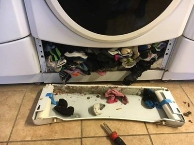 襪子總是離奇失蹤…大媽撬開洗衣機驚呆了　上百隻襪海淹出來