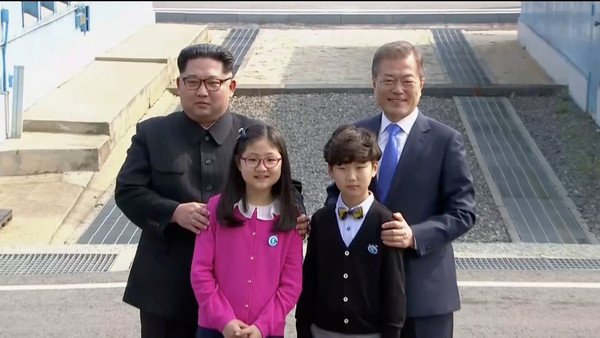 ▲文金會／北韓領導人金正恩與南韓總統文在寅一童與孩童合照。（圖／路透社）
