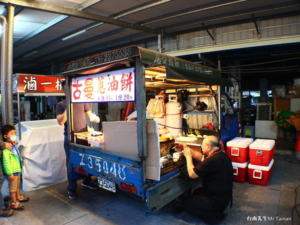 ▲台南市超人氣 古曼蔥油餅 小店。（圖／台南先生提供）